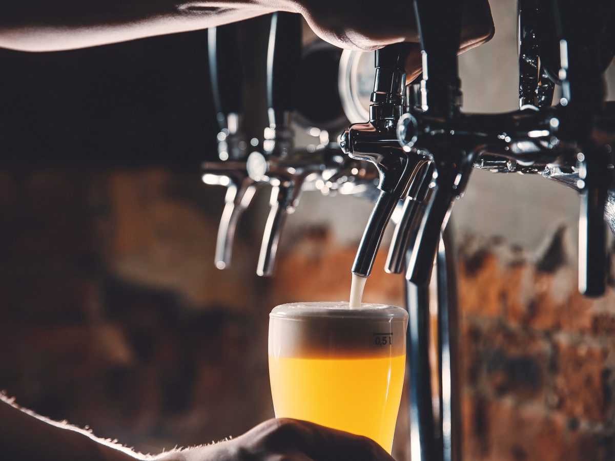 pouring a pint at a pub in aldeburgh suffolk